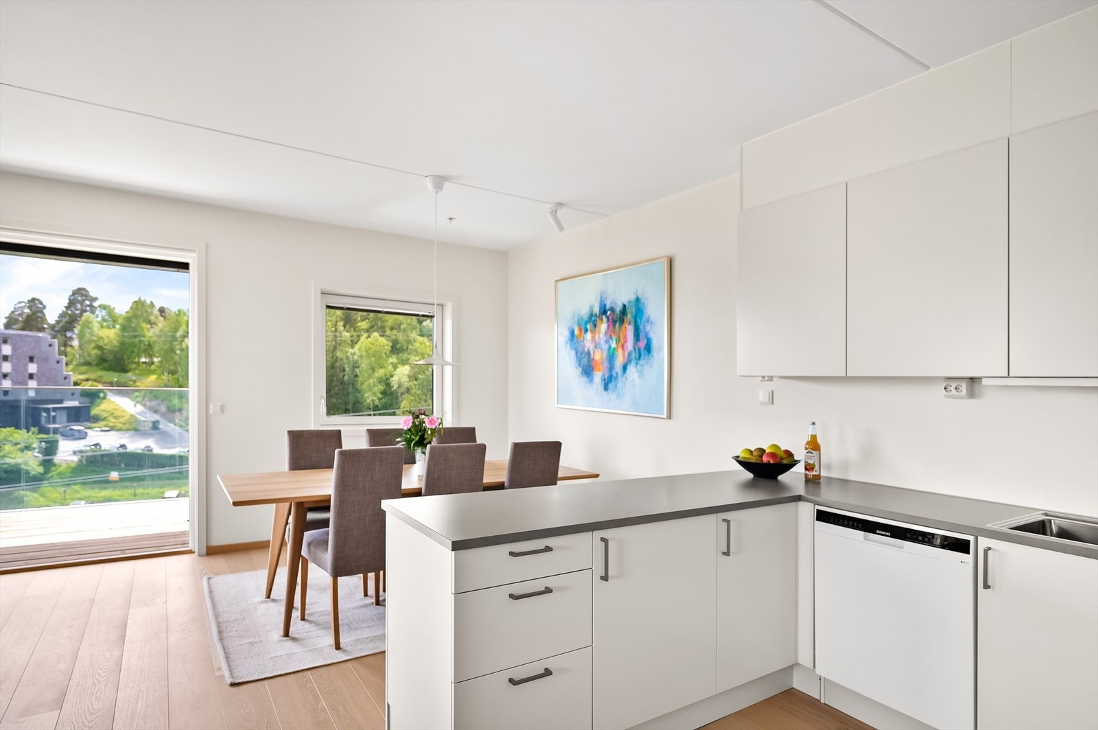 Godt med benkeplass. Perfekt for matlaging og sosialt samvær. Galleribilde