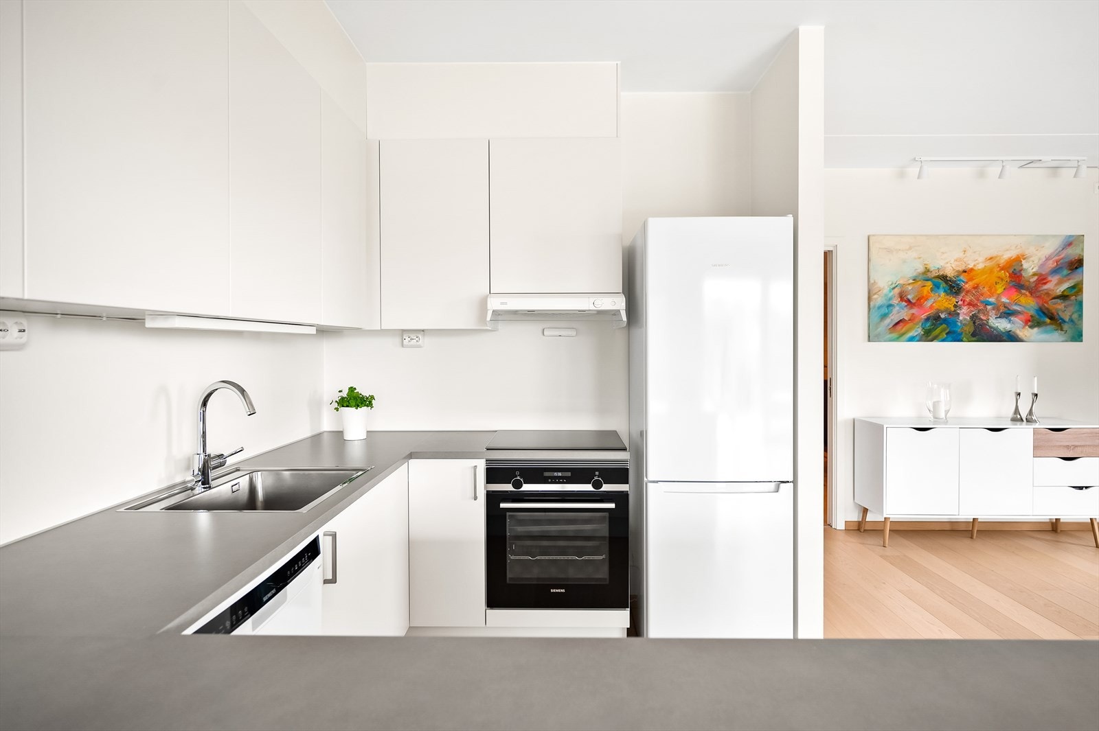 Her finner du hvitevarer som oppvaskmaskin, platetopp, stekeovn og et vannstoppsystem som sikrer trygghet. Det er også avsatt plass til et stort kjøle-/fryseskap. Galleribilde