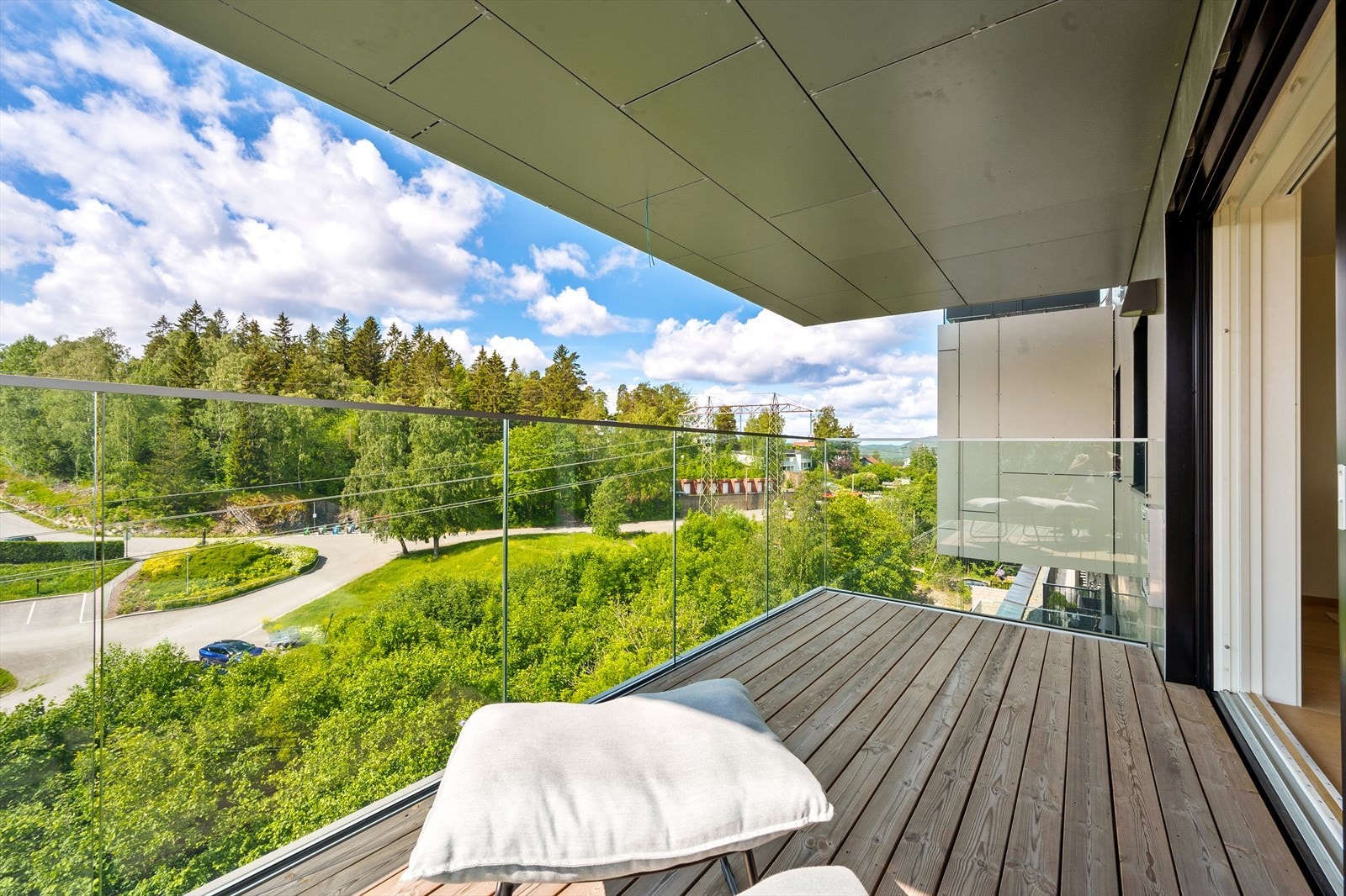 Her har du god plass til både spisegruppe og lounge-møbler. Galleribilde