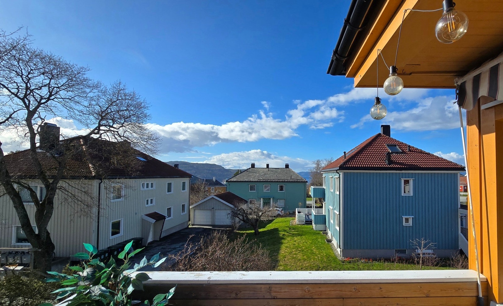 Utsikt fra verandaen - det er god avstand mellom bygget og øvrige naboer. Noe som bidrar til lite innsyn og generelt sett en luftig og åpen bofølelse. Galleribilde