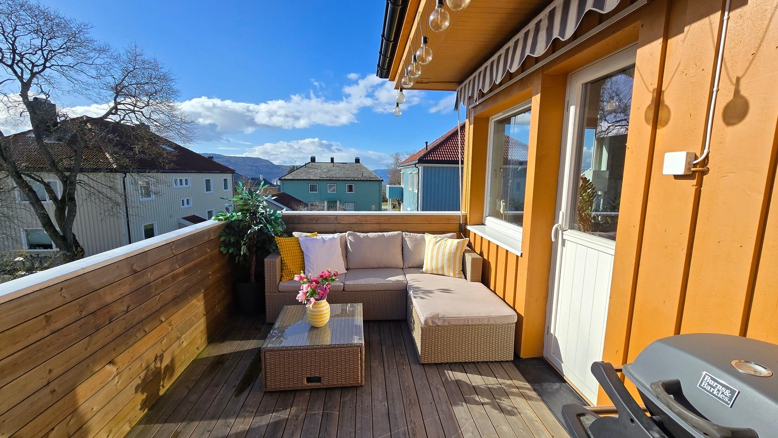 God plass til både sittegruppe og spisebord på veranda, ved ønske. Det er også montert terrassemarkise på verandaen. Galleribilde