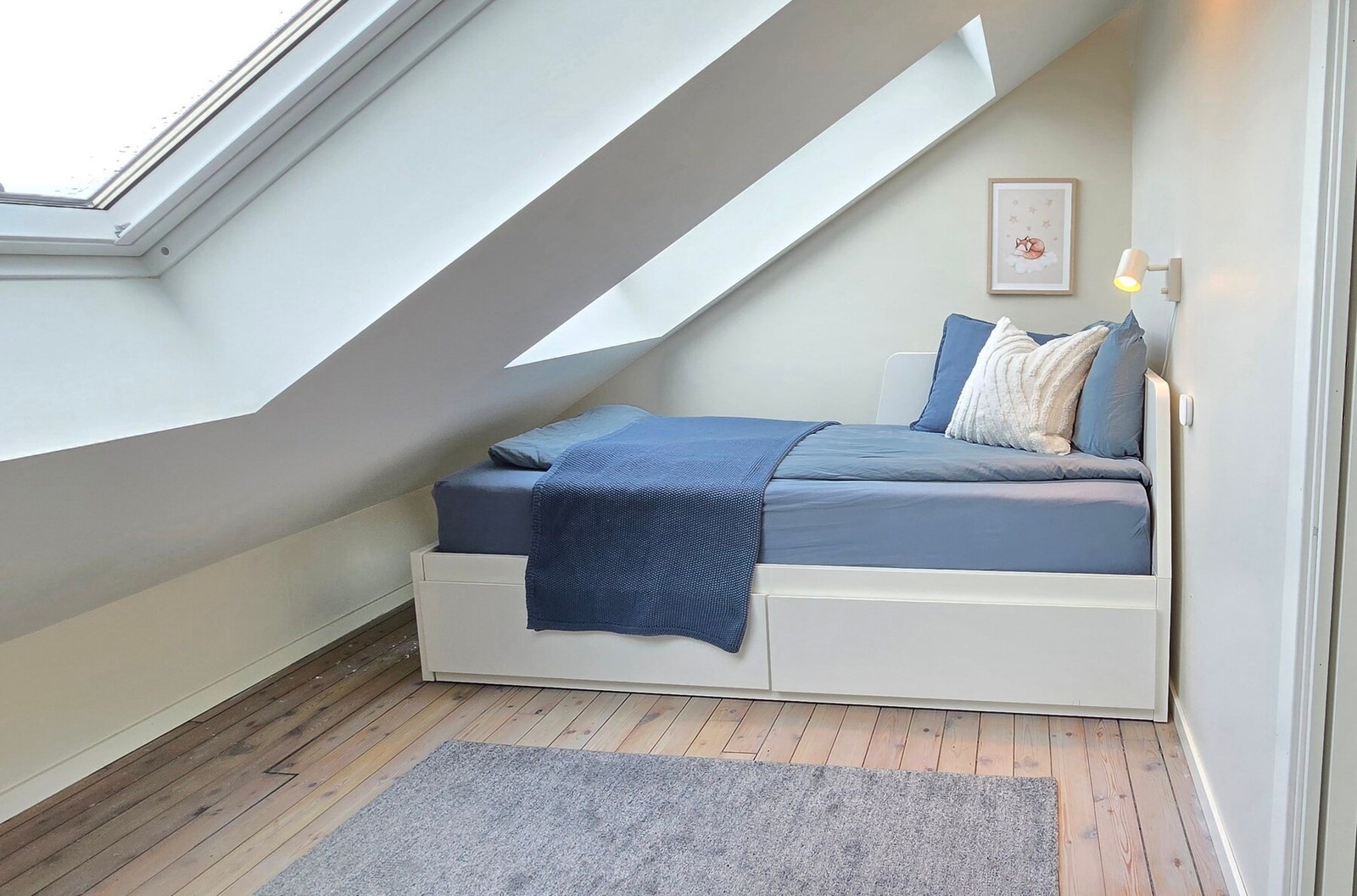 Leilighetens tredje soverom ligger også i loftsetasjen. Gjennomgående lik standard på alle rommene i loftsetasjen - både mht. materialer og uttrykk. Galleribilde