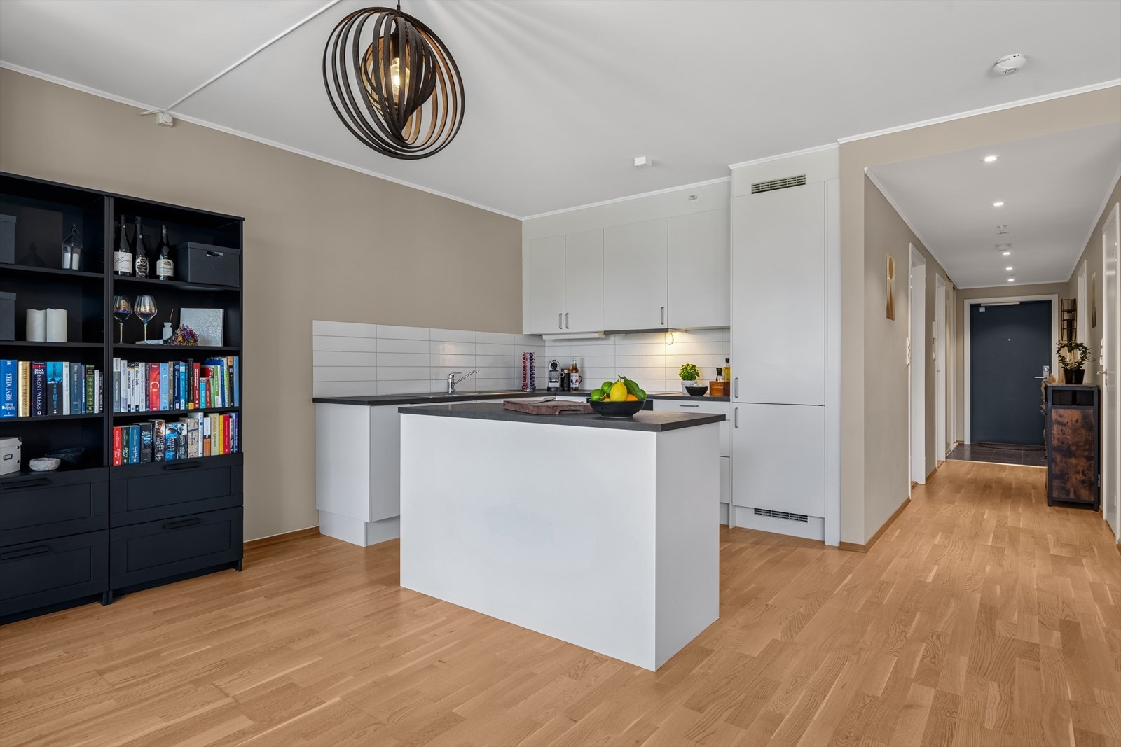 Leiligheten er malt i lekre farger og har et delikat, hvitt kjøkken med integrerte hvitevarer som medfølger i handelen. Galleribilde