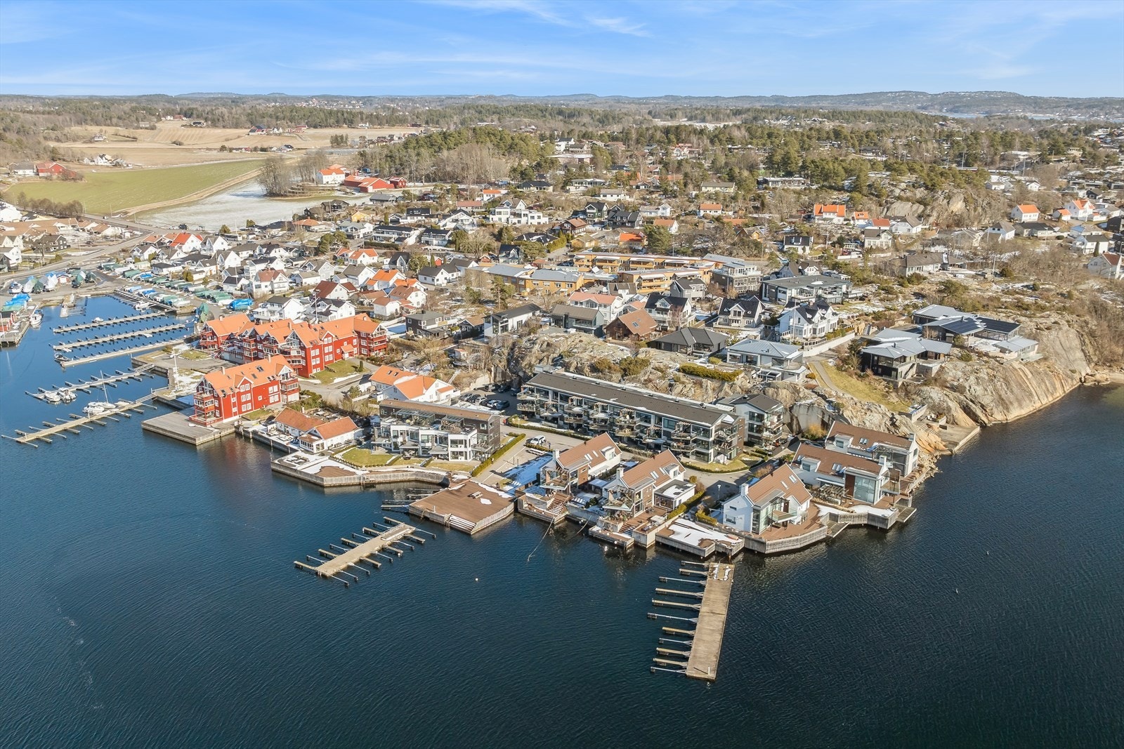 Rekkevik Brygge har en uslåelig beliggenhet mot havgapet på populære Halsen/Rekkevik i Larvik. Galleribilde