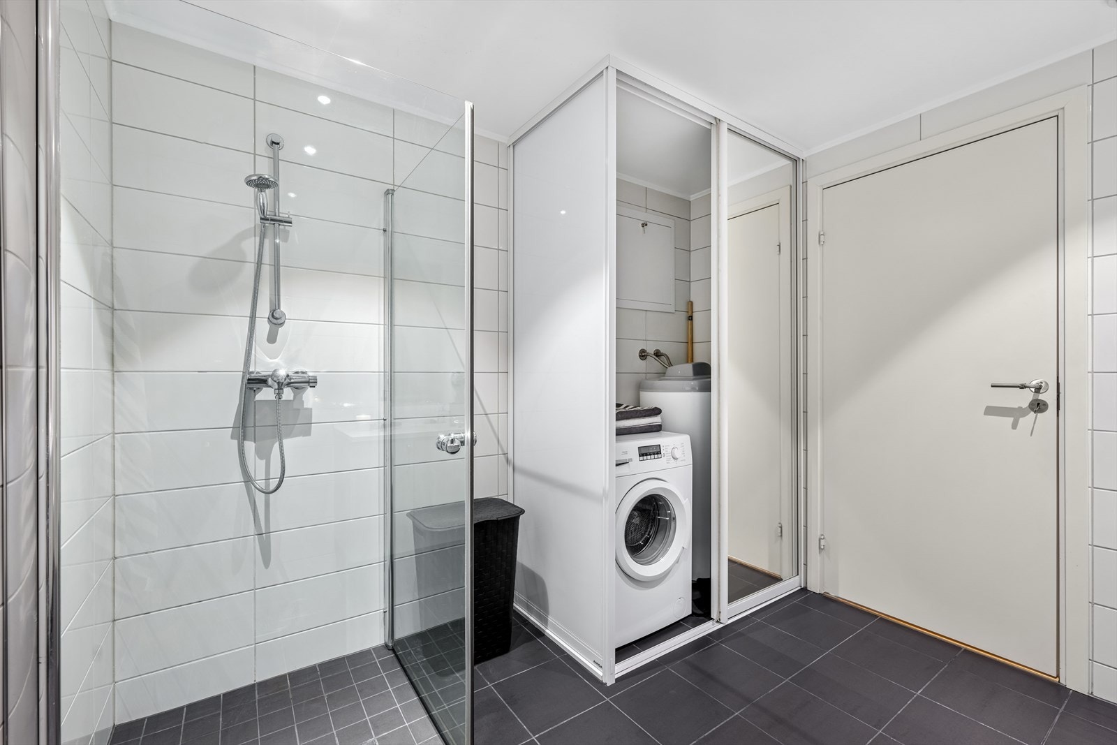 Leiligheten har et romslig bad med toalett, dusjnisje og servant med innredning. Med plass til vaskesøyle (som lukkes av med praktiske skyvedører når de ikke skal synes). Galleribilde