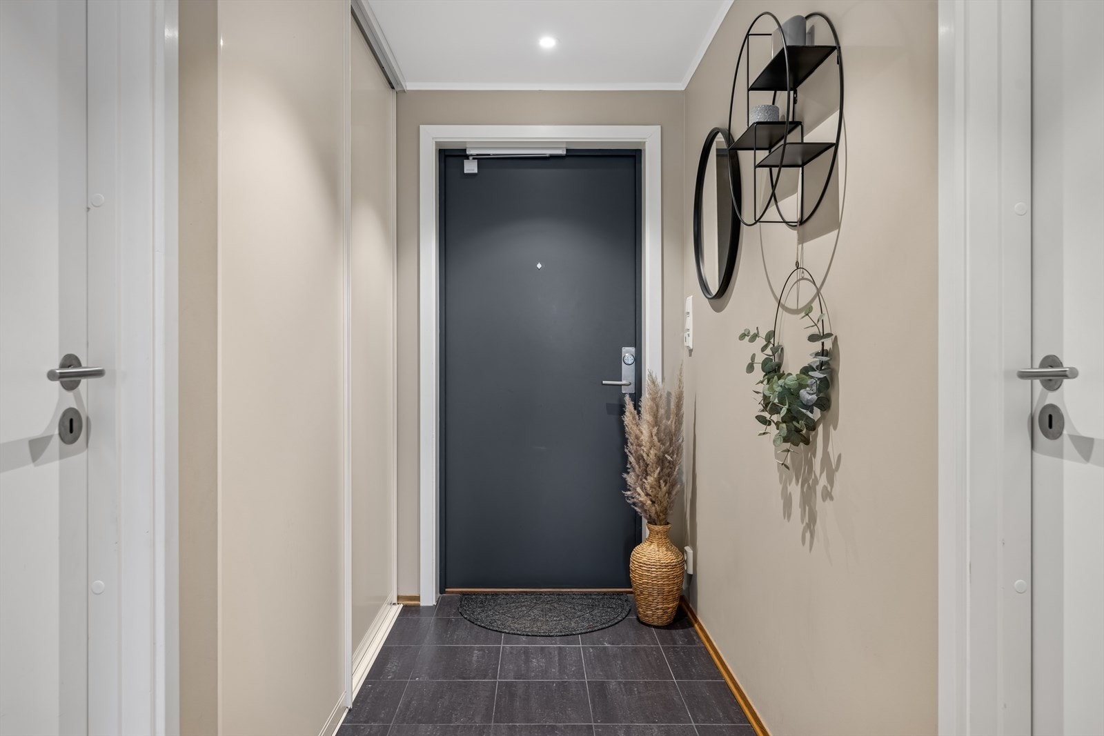 Innvendig kommer du inn til en lys og romslig entré med skyvedørsgarderobe. Galleribilde