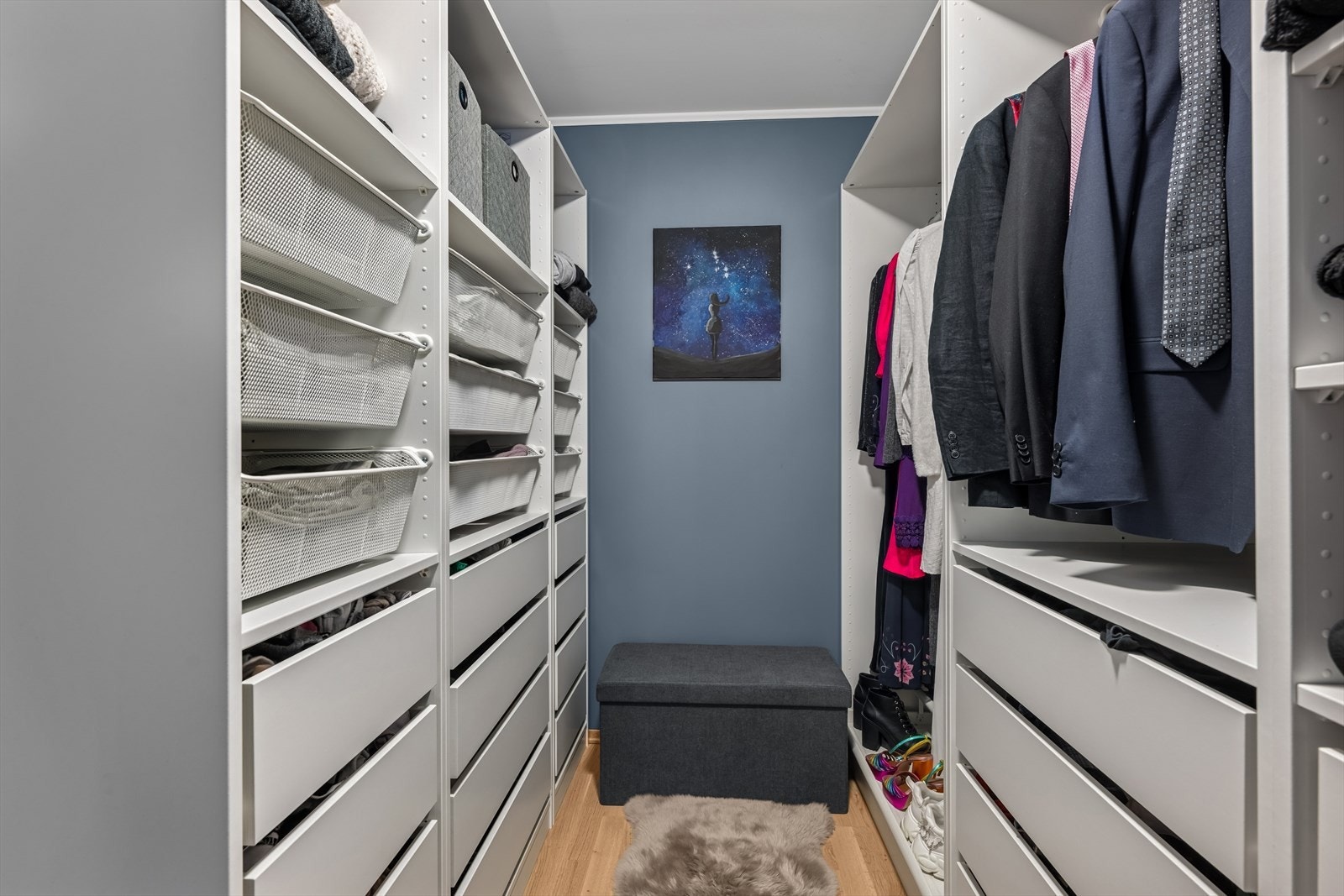 Fra hovedsoverommet har du direkte inngang til flott walk-in/innebod. Galleribilde