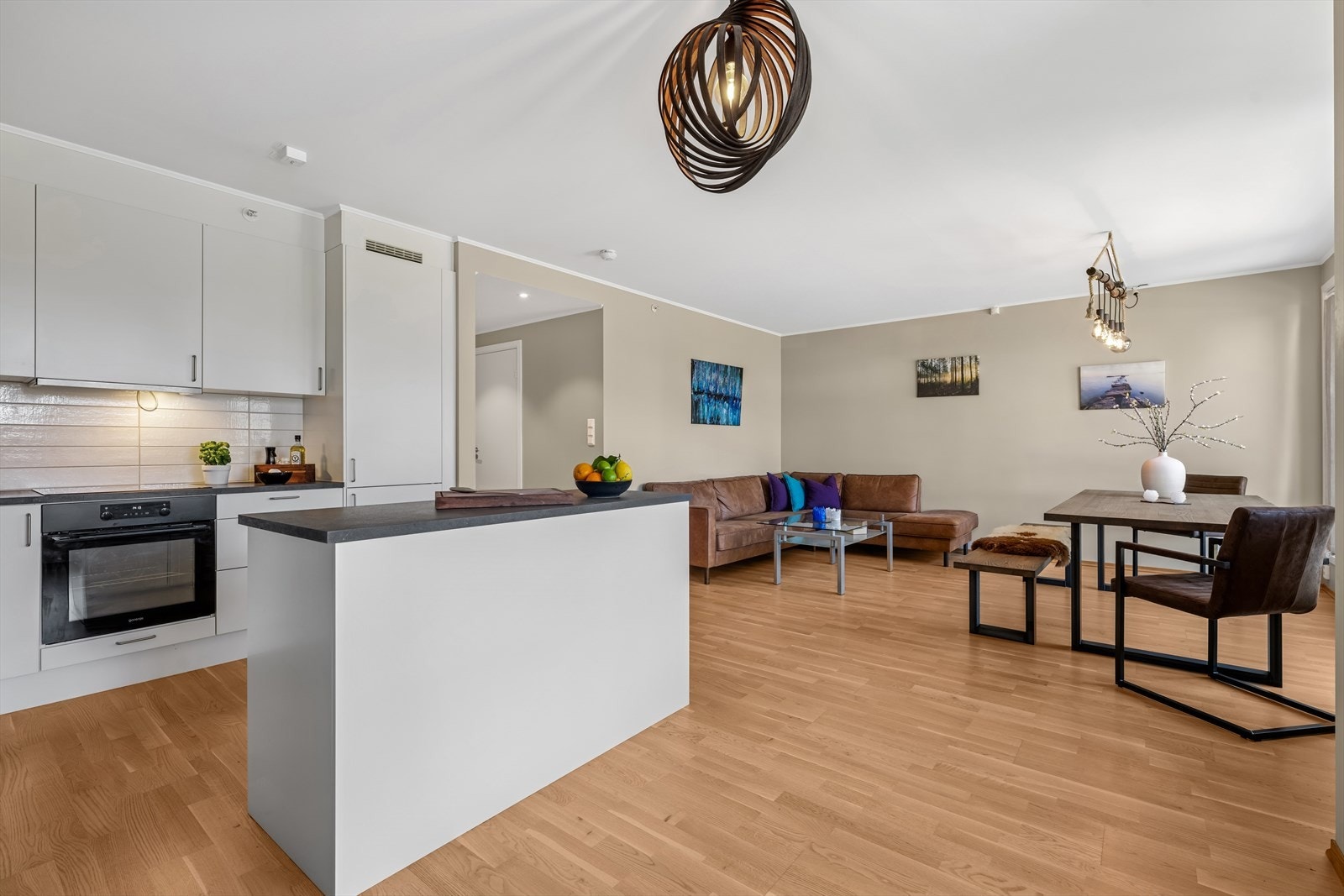 Stue og kjøkken er romslig i åpen sosial løsning. Galleribilde