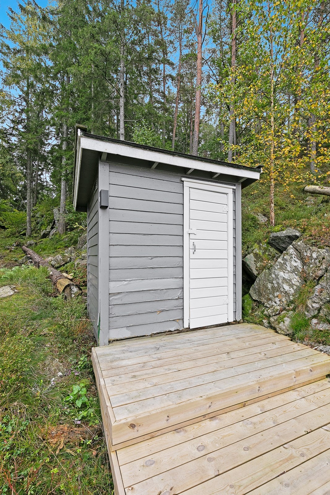 Enkel utebod med vannklosett Galleribilde