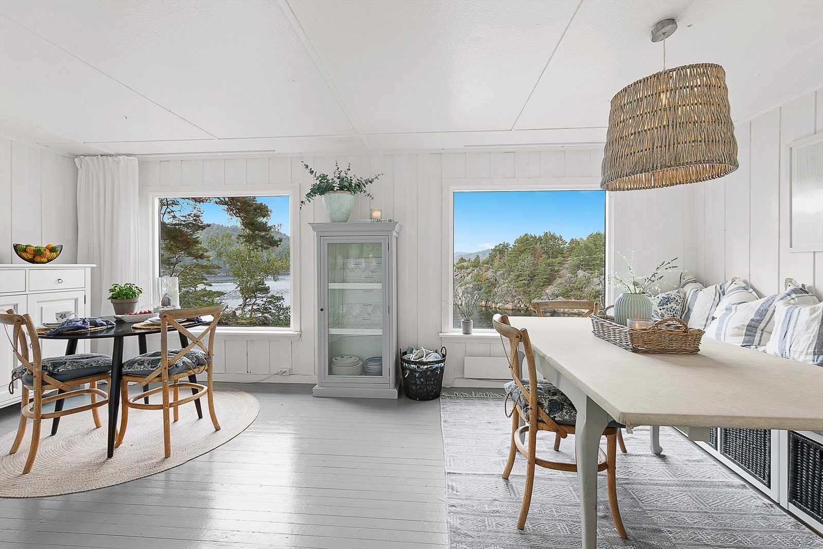 Lys og trivelig stue med store vindusflater og en fantastisk utsikt! Galleribilde