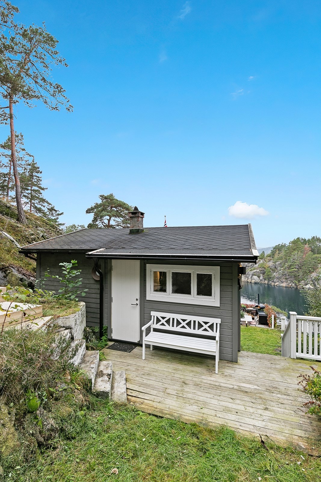 Koselig hytte med fantastisk utsikt mot fjorden, omgitt av vakker natur. Perfekt for avslapning og naturopplevelser. Galleribilde