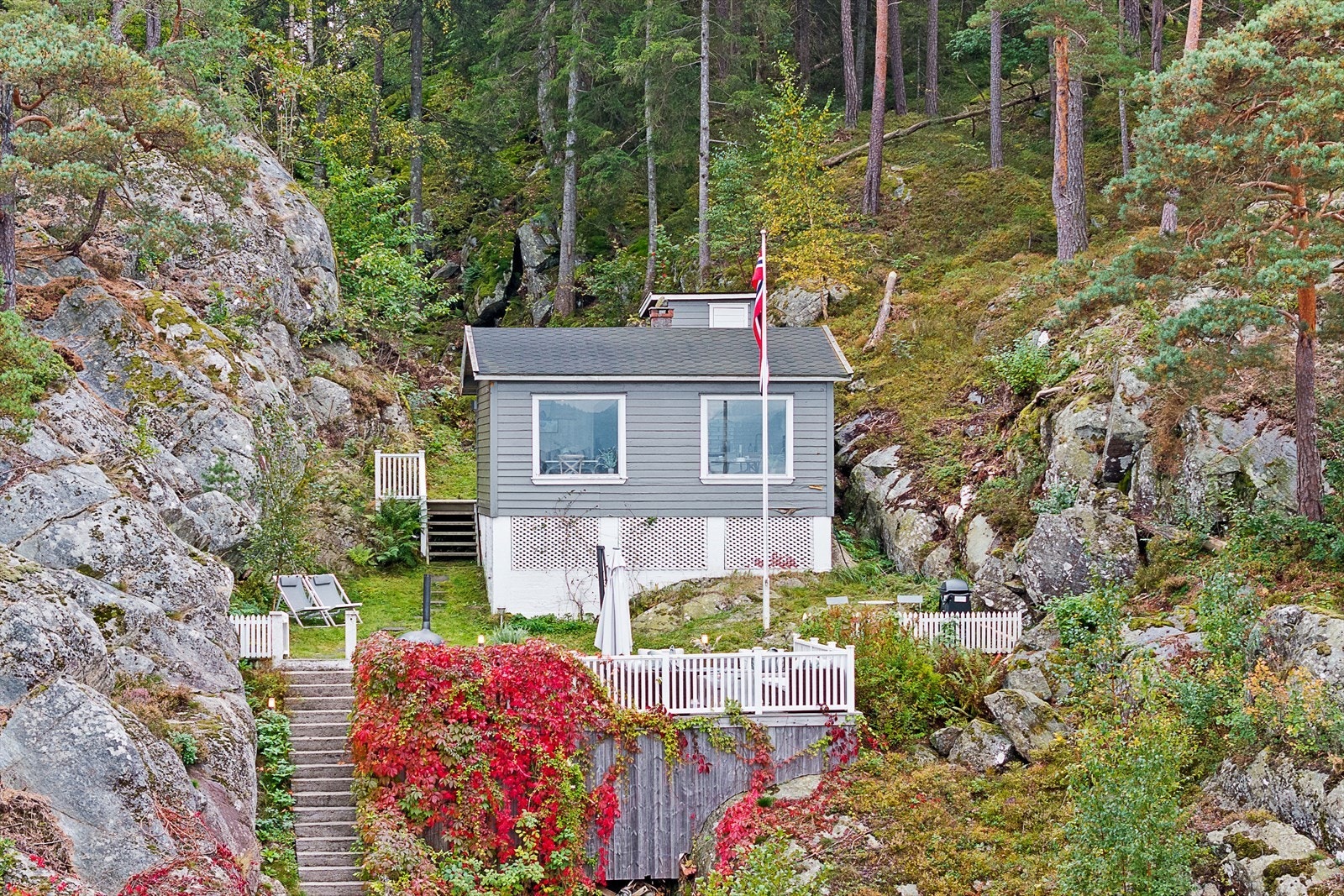 Hytta og terrasse i fremkant Galleribilde