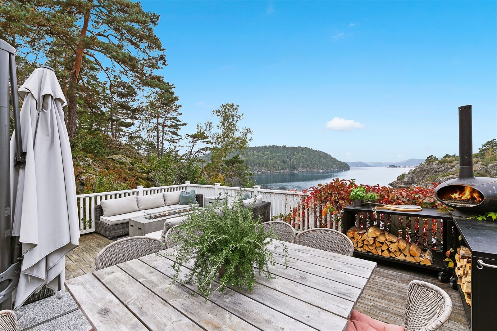 Terrasse med fantastisk sjøutsikt, omkranset av frodig natur. Perfekt for avslapning og sosiale sammenkomster i naturskjønne omgivelser. Galleribilde