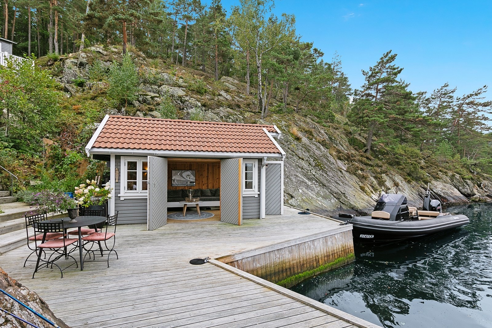 Flott brygge og sjøbod. Sjøbode har doble dører på kort- og langvegg, og i tillegg til lagring er den også super som hagestue Galleribilde