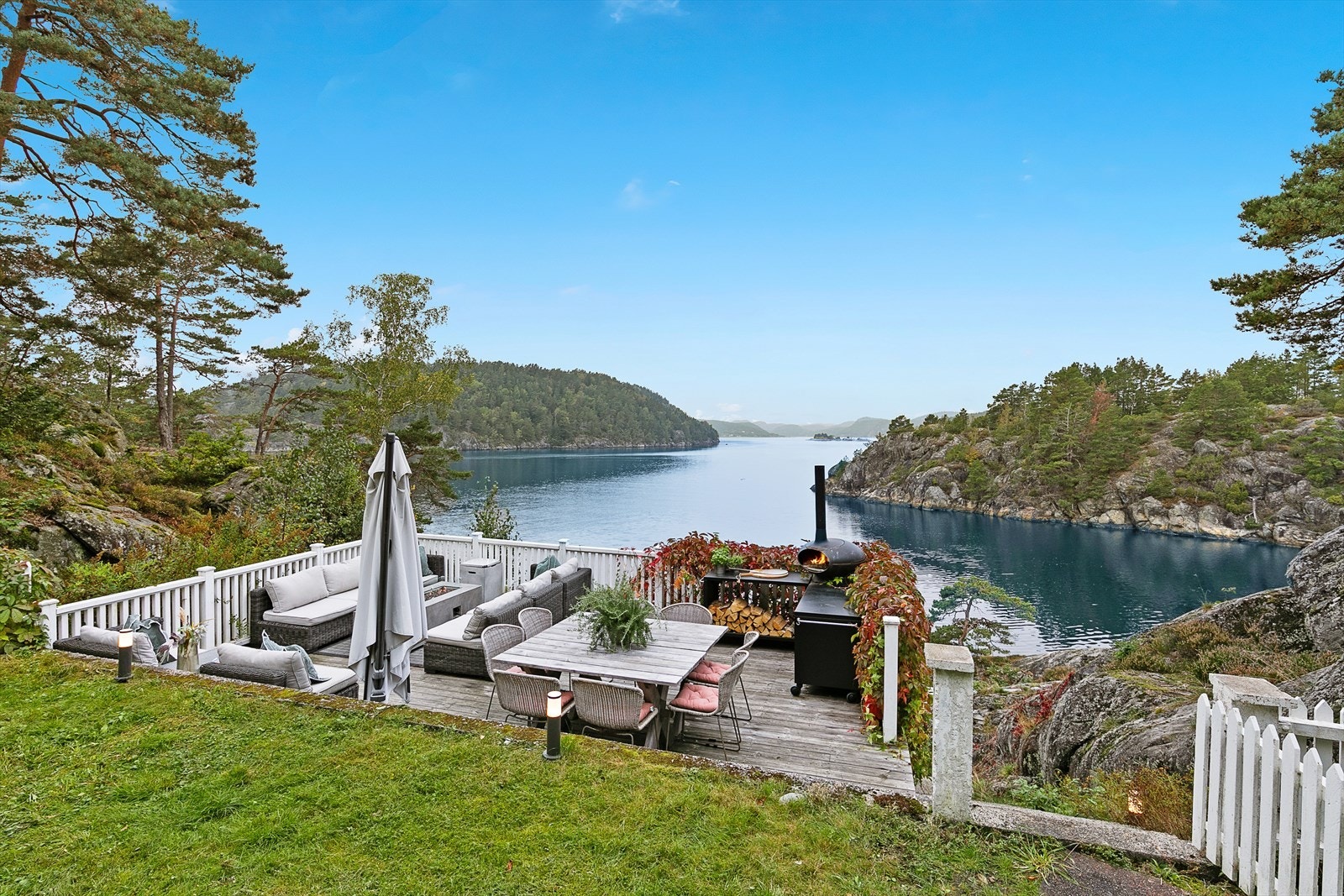Terrasse mellom hytta og brygga Galleribilde