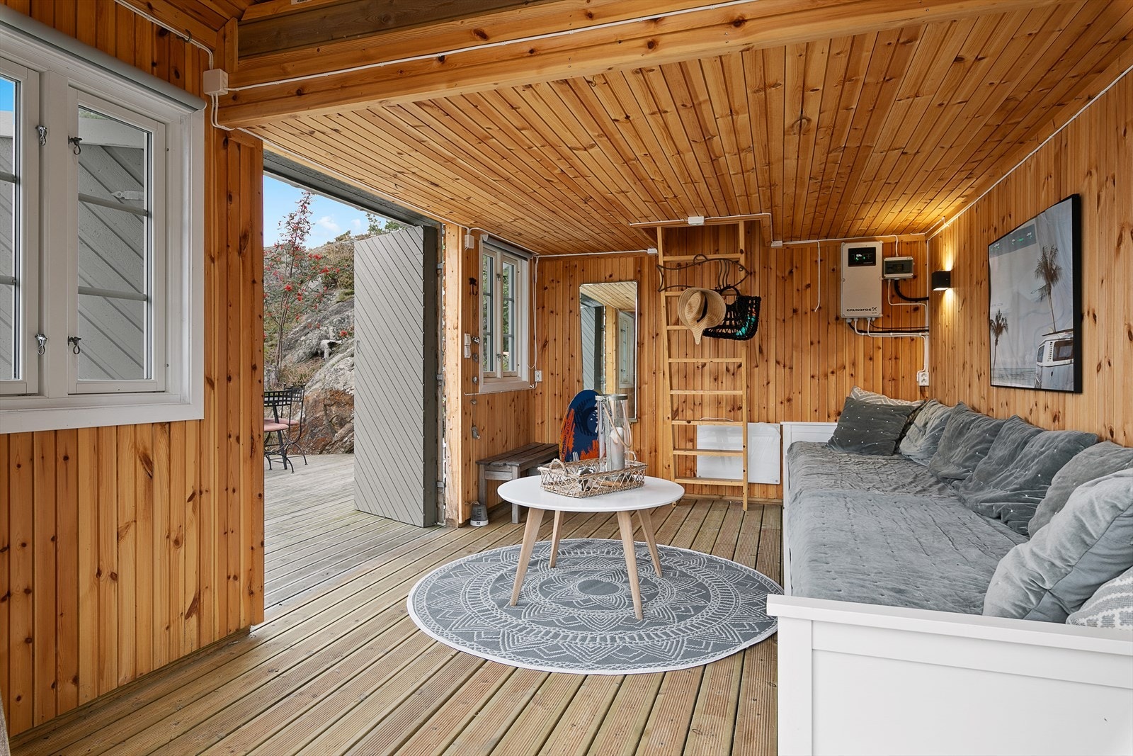 Sjøboden. Boden har også en praktisk hems. Boden har innlagt strøm. Galleribilde