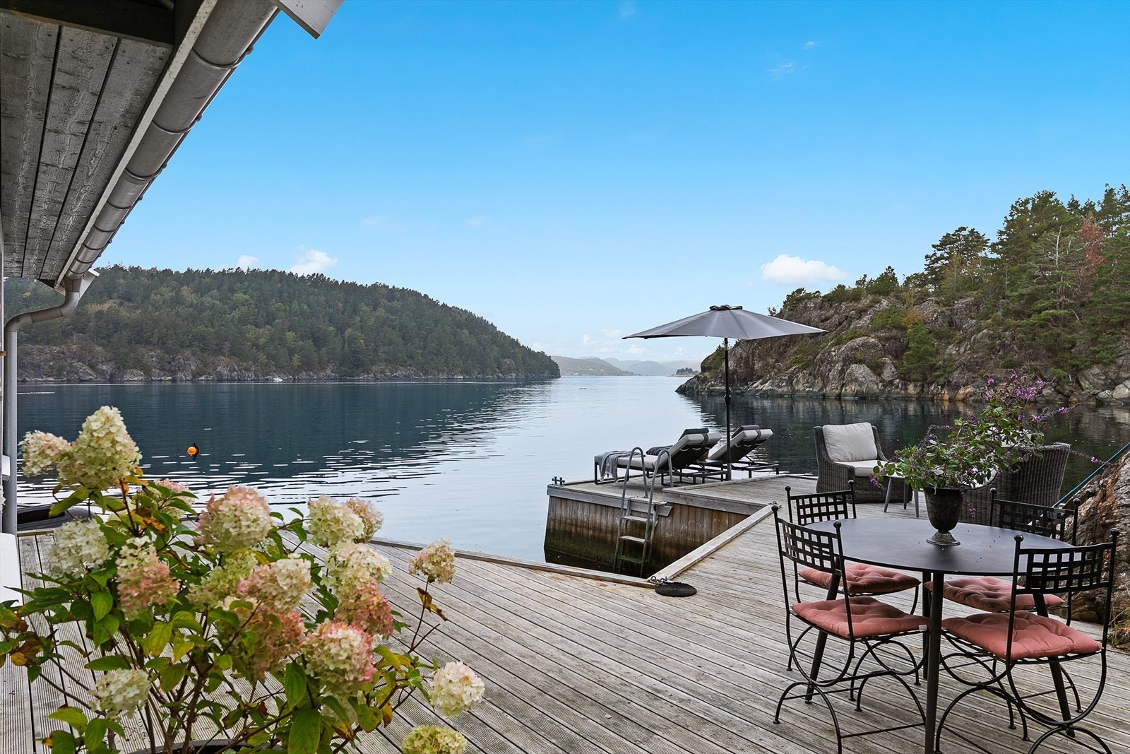 Brygga. Har har man le fra Lille Fluer. I dette bildet ser man Lille Fluer rett over sundet, og Langøy til venstre i bildet. Galleribilde