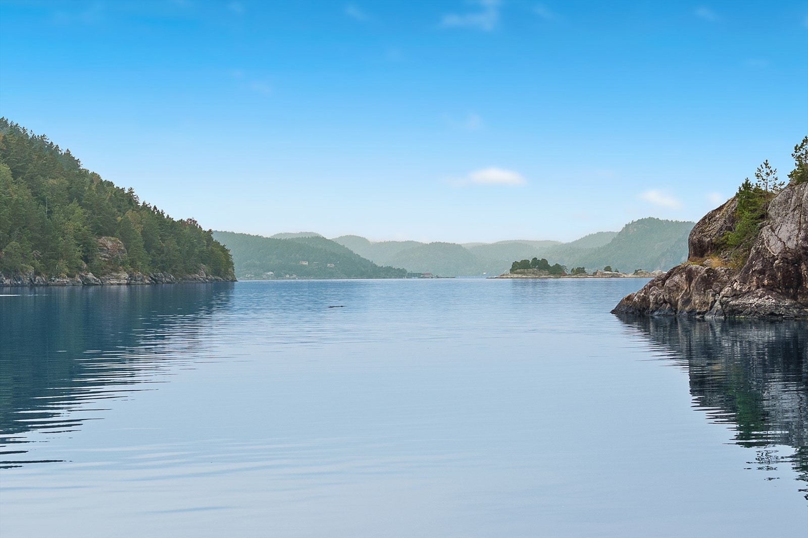 Opplev idyllisk sjøutsikt, perfekt for rekreasjon og naturopplevelser. En sjelden mulighet ved vannkanten. Galleribilde