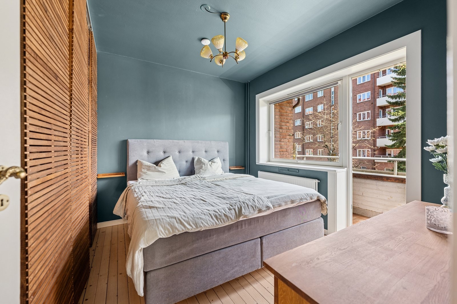 Rommet er behagelig og romslig med vindu inn mot rolig bakgård. Galleribilde