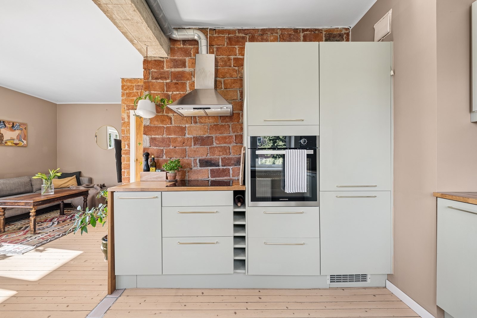 Kjøkken har god kombinasjon av benk og skapplass og har et tidløst uttrykk. Galleribilde