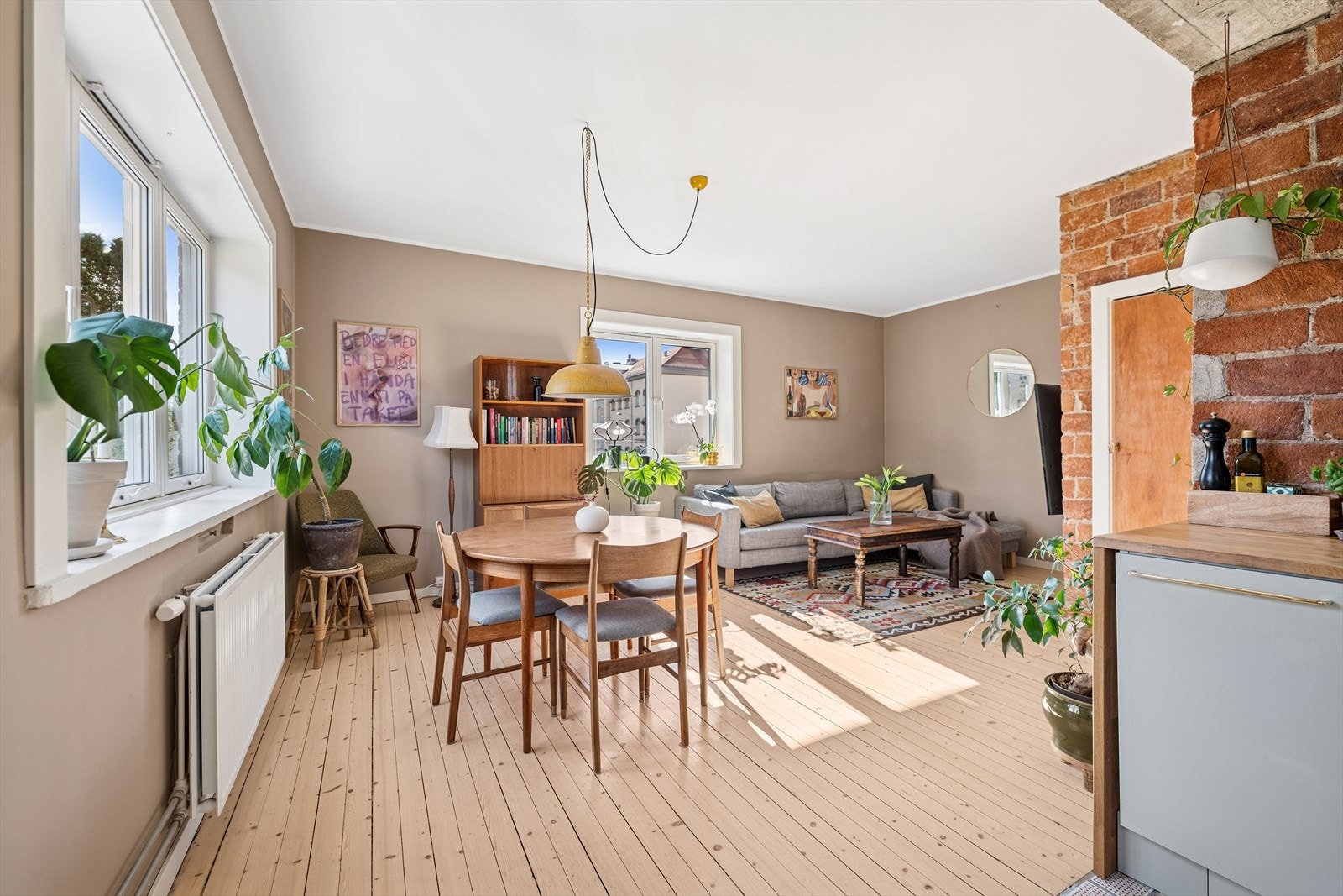 Her har du en god løsning med stue og spisestue som inviterer til sosialt samvær. Galleribilde