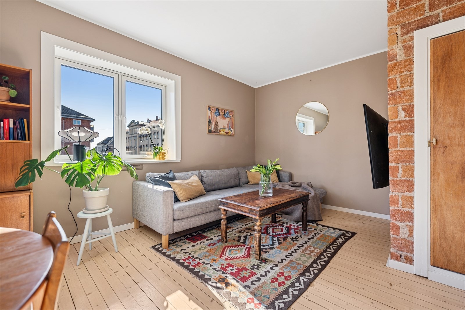 Stilfull stue med originale detaljer! Både teglvegg og originalt tregulv som ble pusset og lakkert i 2020. Galleribilde