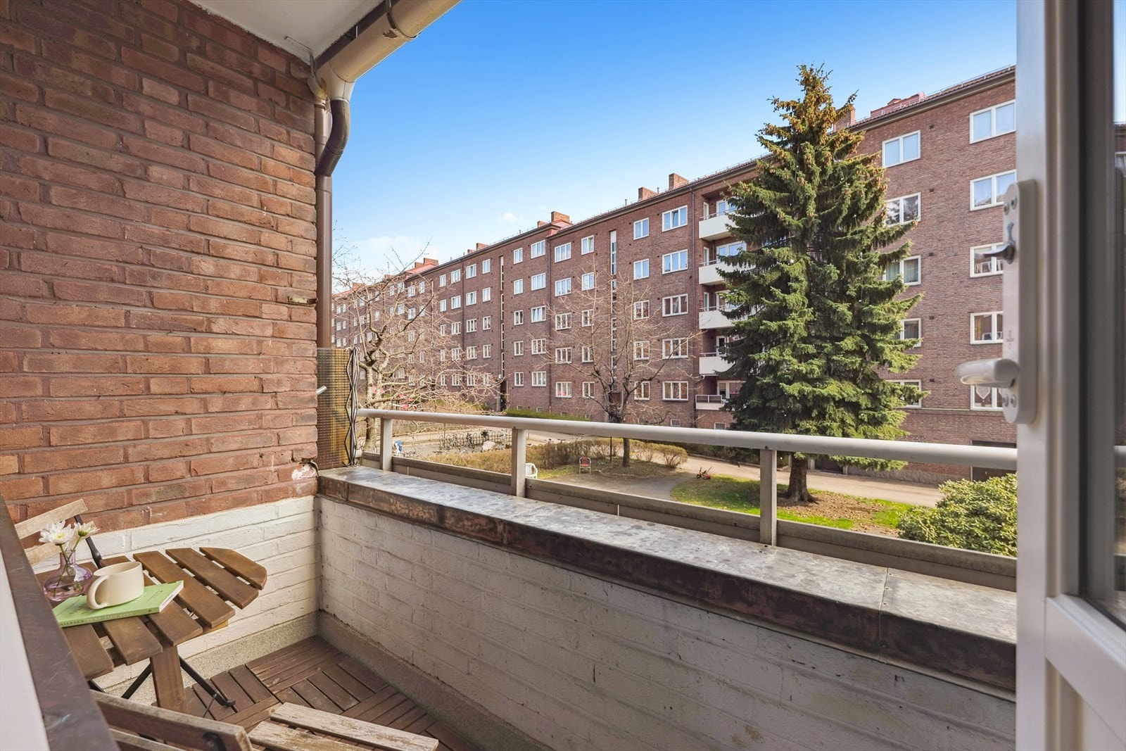 Her kan du sitte og nyte rolig utsyn mot bakgården- perfekt for å nyte en kopp kaffe i sola på morgenen. Galleribilde