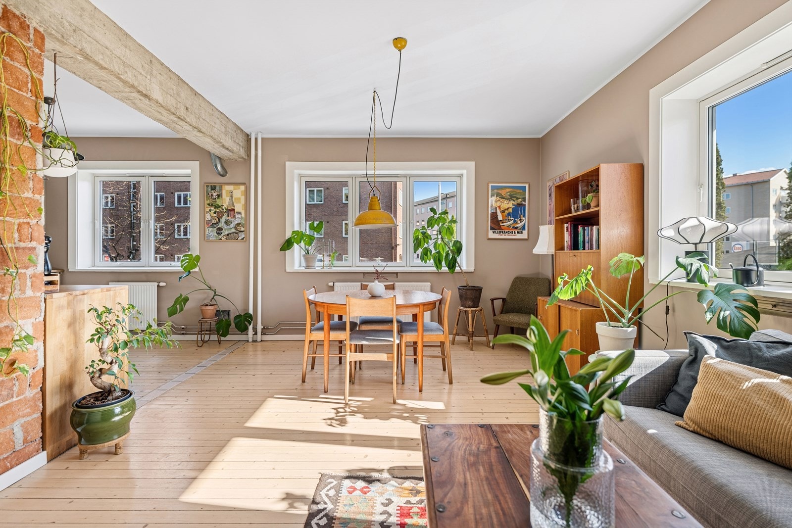 Velkommen inn! Her får du en hjørneleilighet proppfull av sjarm og rikelig med lystprinsipp. Leiligheten byr på flotte detaljer som originalt tregulv og kontrastvegger med teglsten. Galleribilde