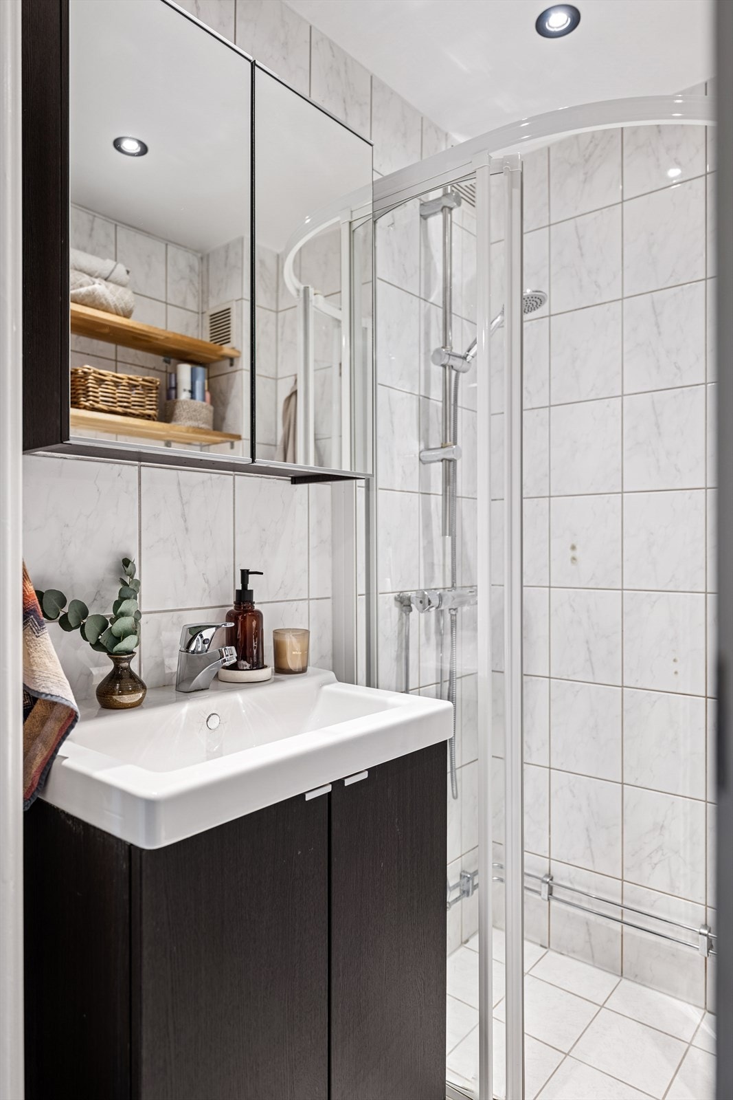 Badet ble modernisert i regi av borettslaget i 2001 med fullstendig utskiftning av alle vann- og avløpsrør, membran og sluk. Galleribilde