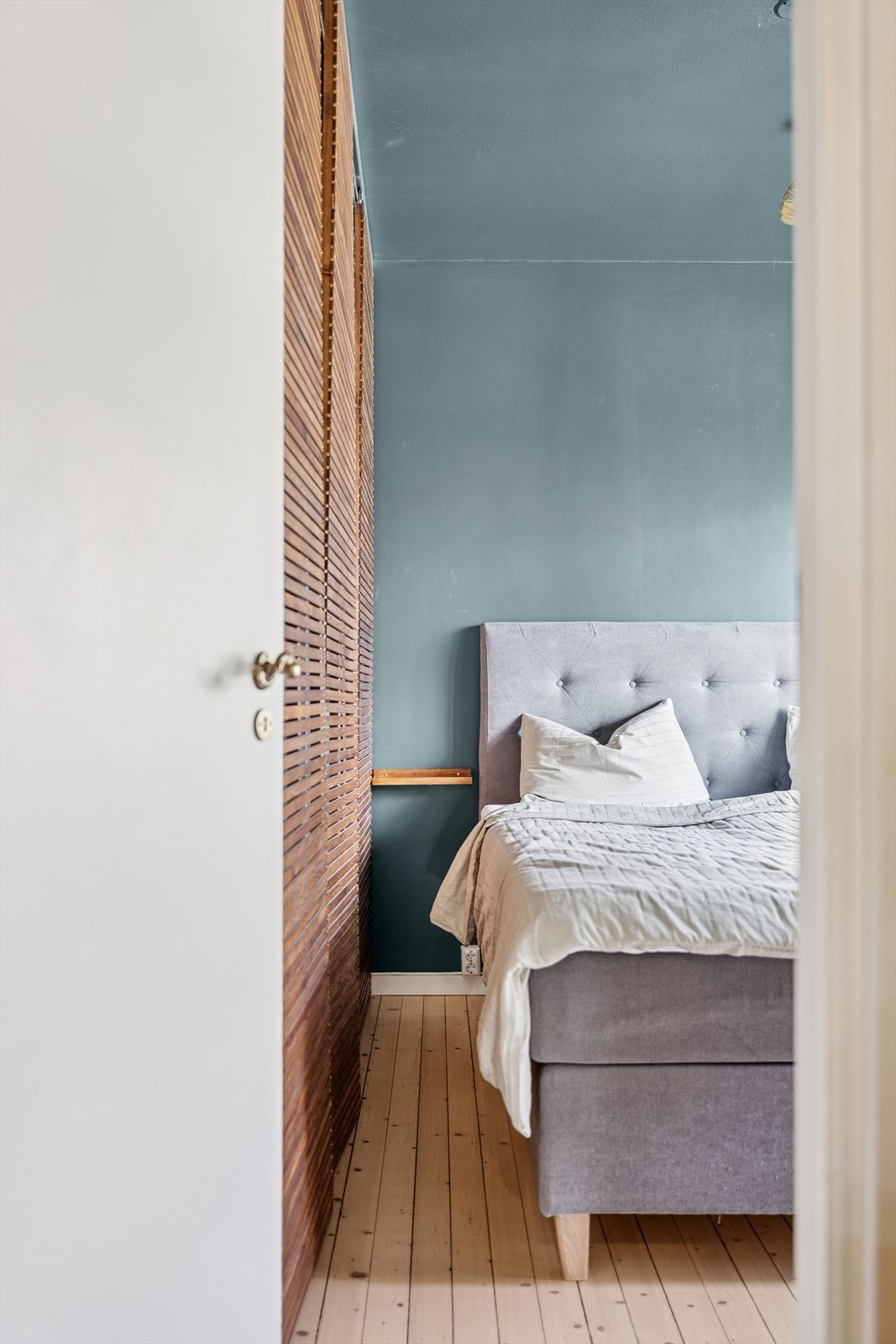 Fra entreén er det adgang til et romslig soverom med skyvedørsgarderobe, samt utgang til balkong som vender mot rolig bakgård. Galleribilde