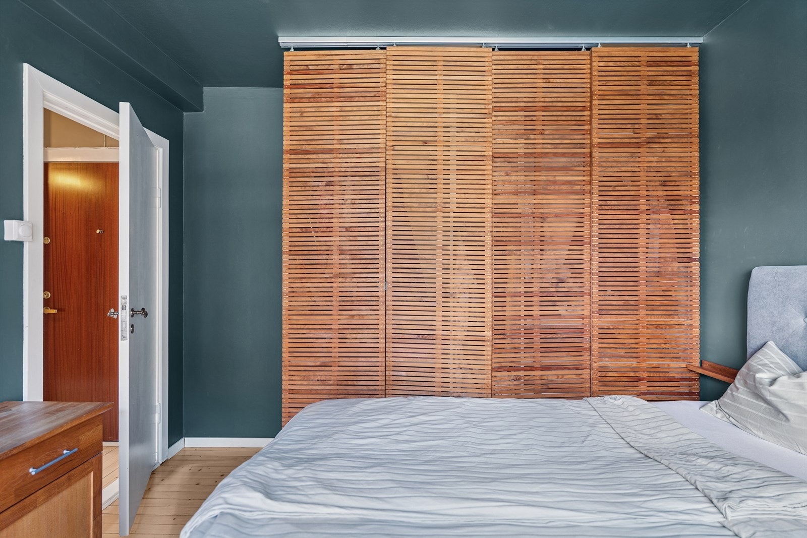 Ytterligere har soverommet også god plass til en stor garderobeløsning, med godt av oppbevaringsplass. Galleribilde