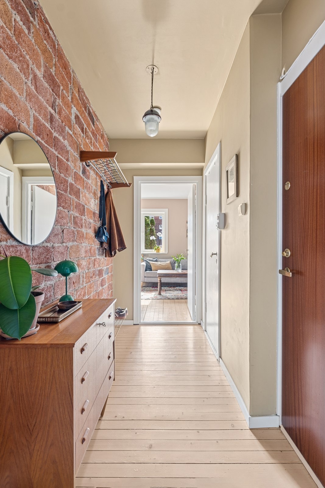 Innbydende inngangsparti som gir et godt førsteinntrykk. Boligen er enkel å innrede etter enhver smak. Kom på visning for videre planlegging! Galleribilde