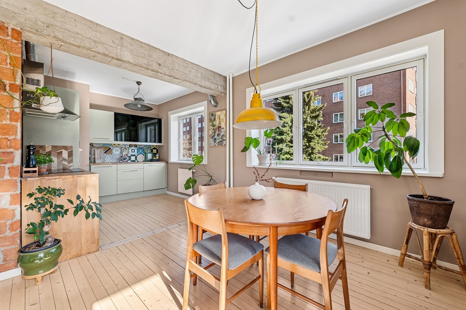 Veggen mellom kjøkken og stue er fjernet for å skape bedre flyt og romfølelse. Galleribilde