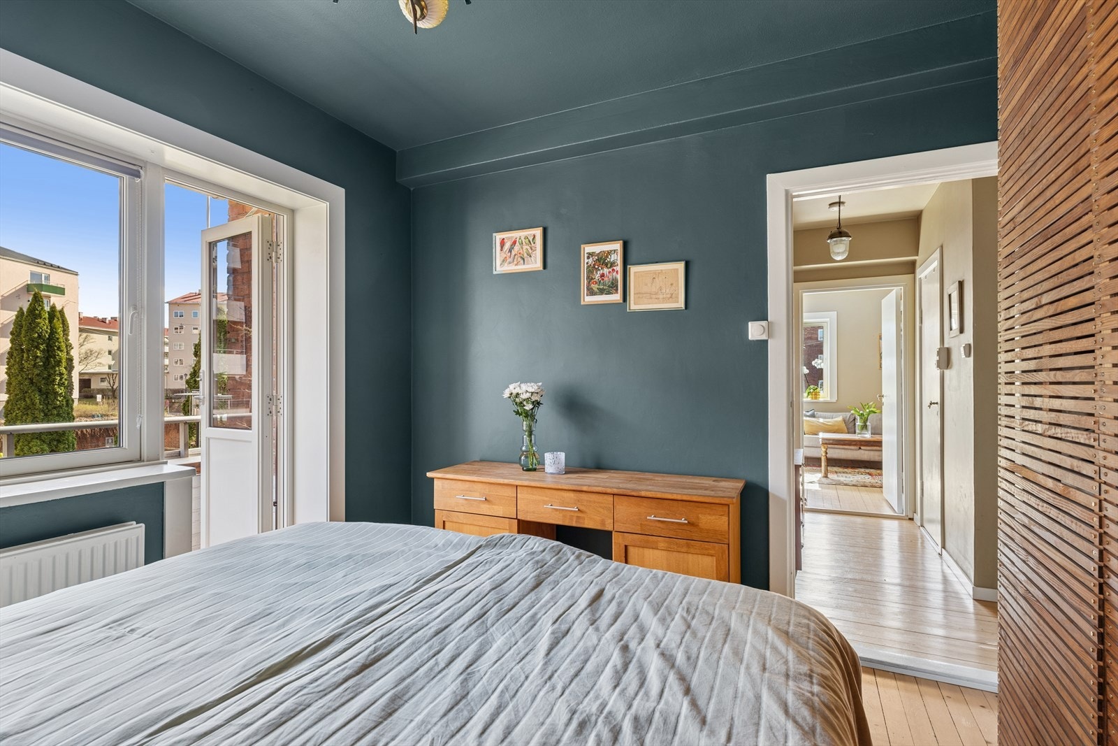 Direkte utgang til balkong gir soverommet en ekstra luftig følelse. Galleribilde