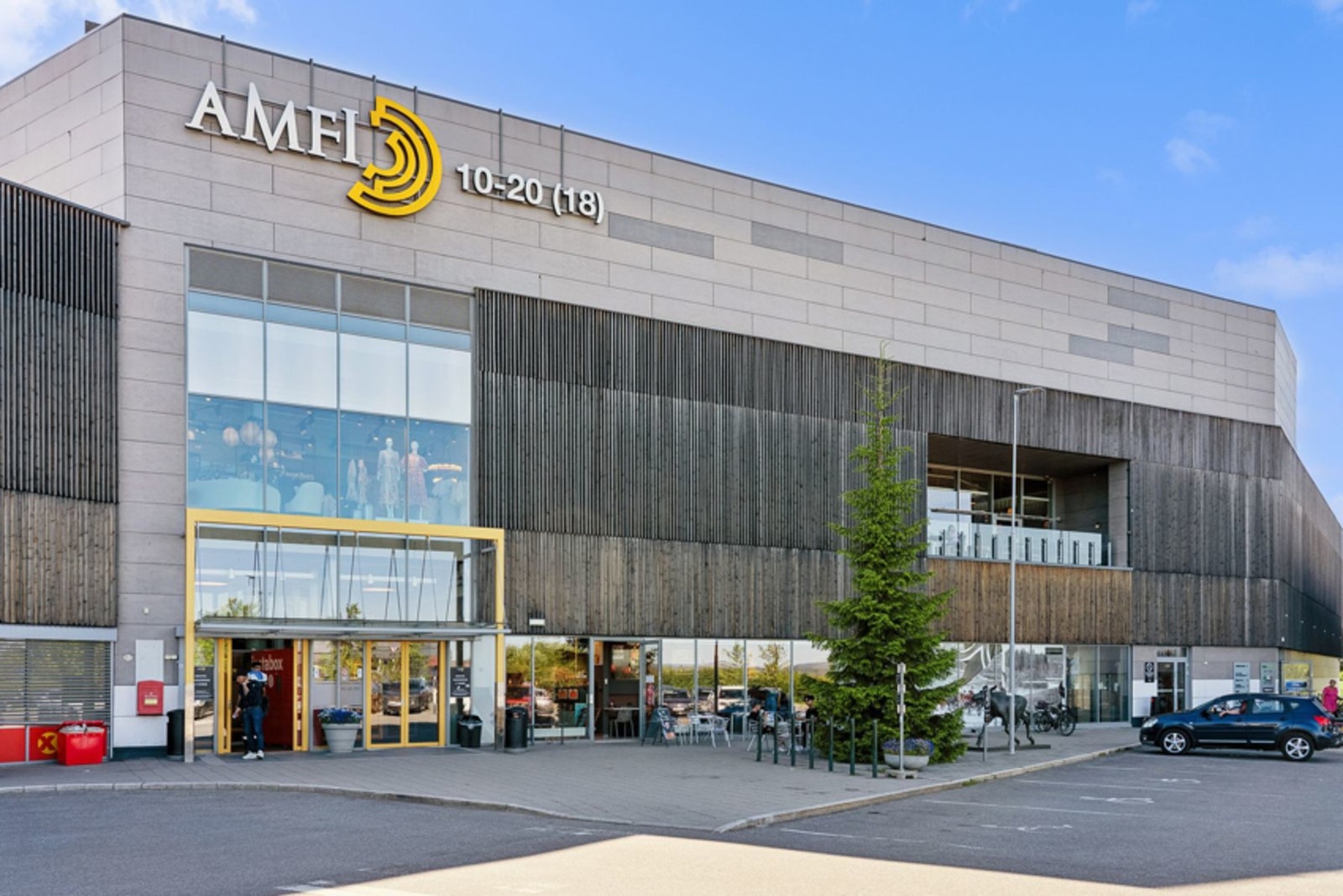 Amfi Eidsvoll har over 50 butikker, resturanter, cafè og treningssenter. Galleribilde
