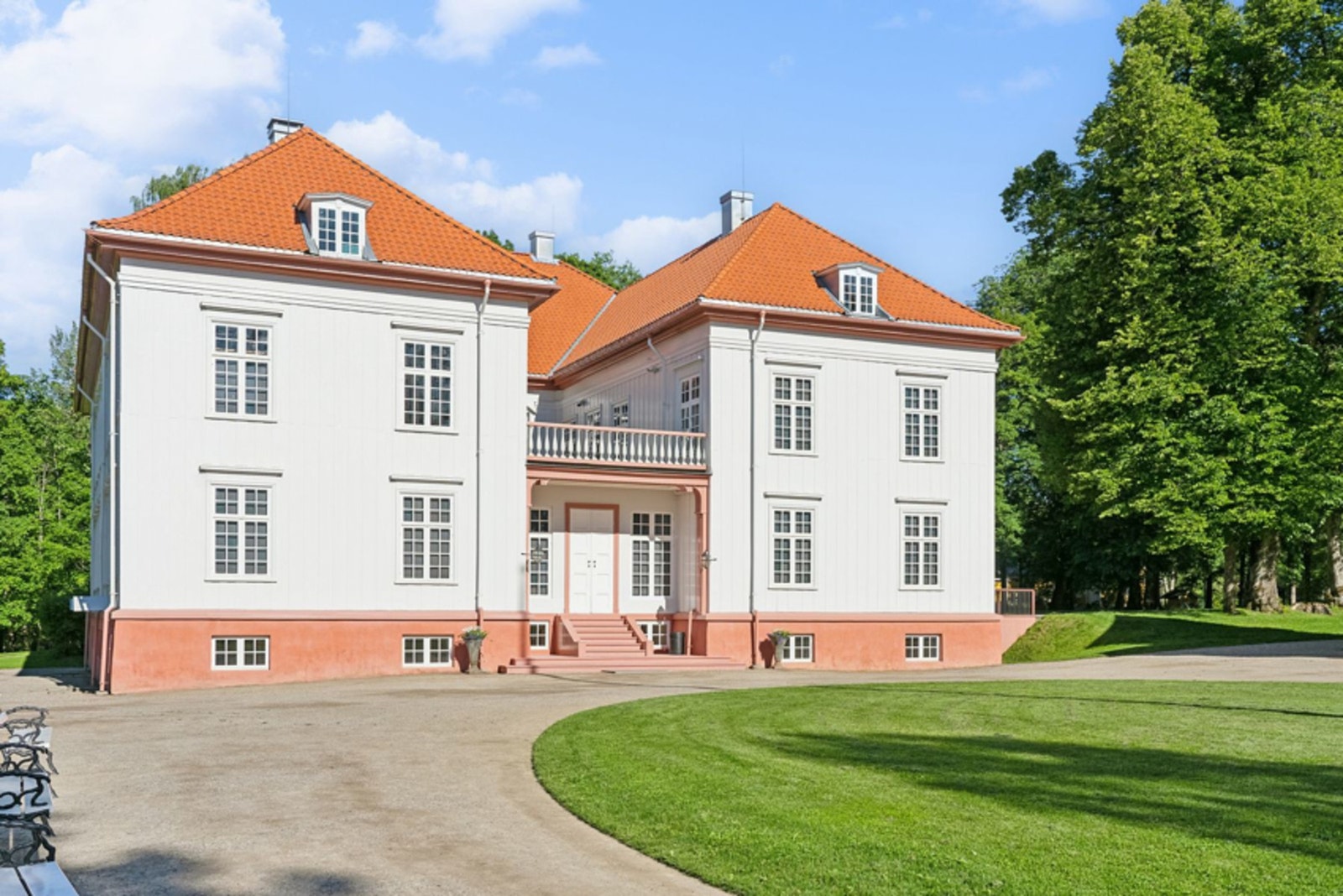 Eidsvollbygningen, en perle av norsk historie og arkitektur. Her kan en få omvisning innvendig. Galleribilde