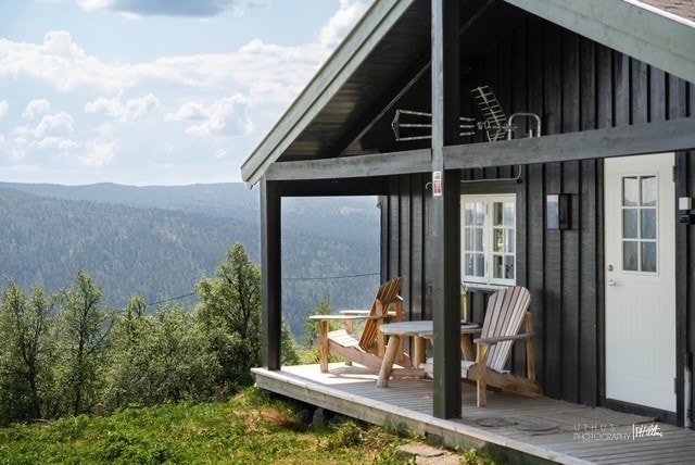En idyllisk beliggende, klassisk fjellhytte med fin utsikt, naturskjønn og skjermet beliggenhet. Galleribilde