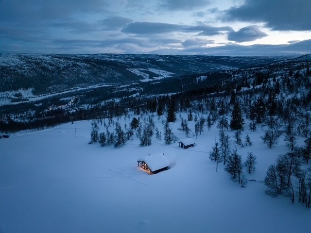 Parkering om vinteren forekommer ved hovedveien, og en må ta beina fatt for å komme seg inn på hytta. Galleribilde