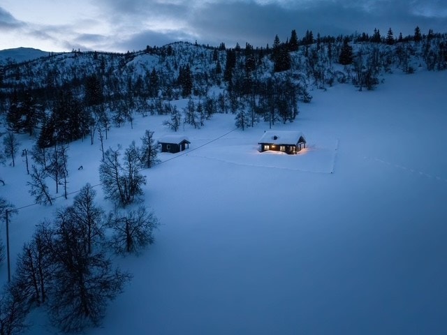 Eiendommen har boret grunnvann og avløp/gråvann rett ut i grunn iflg. eier. Galleribilde