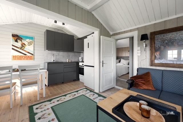 Det er rom for en sofakrok og spisebord i tilknytning til kjøkkenet. Galleribilde