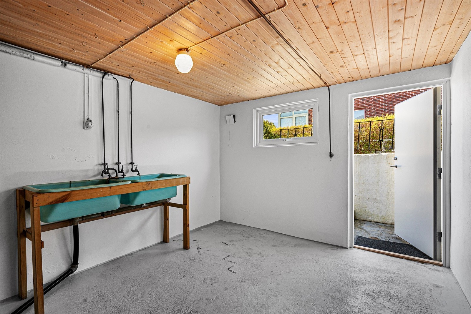 Vaskerom med kjellerinngang. Galleribilde