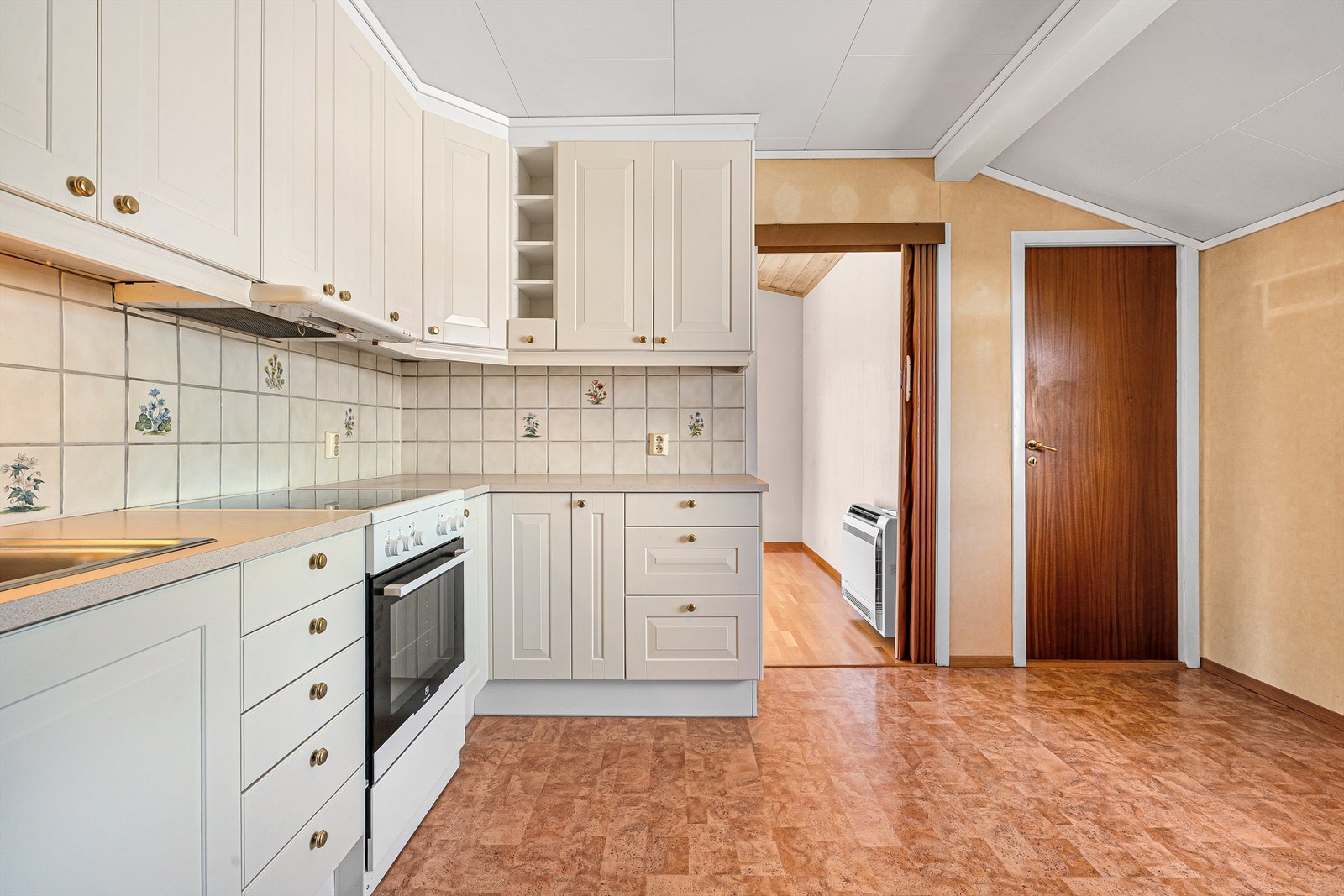 Kjøkken med trappegang ned til kjeller. Galleribilde