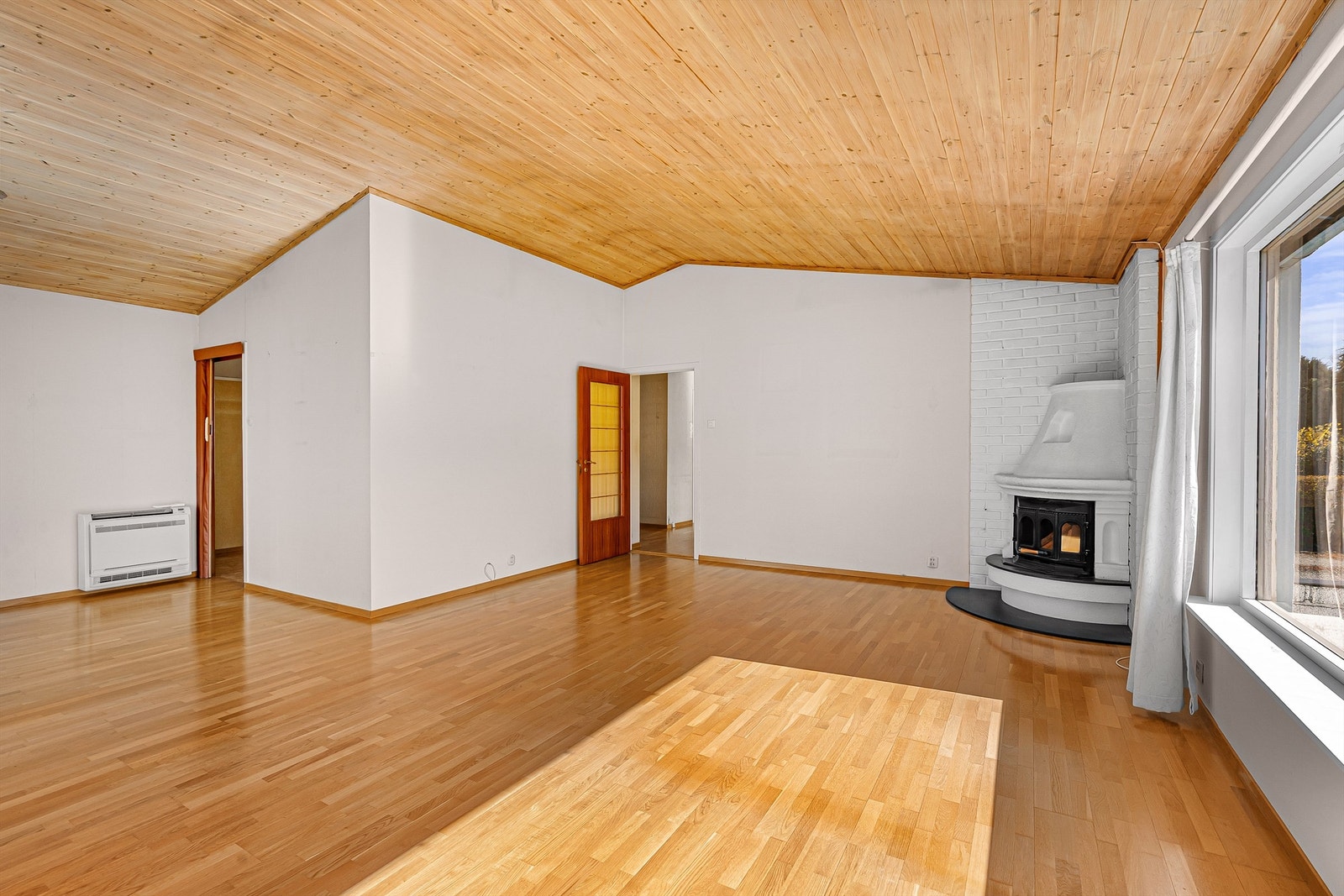 Romslig stue med god takhøyde. Galleribilde