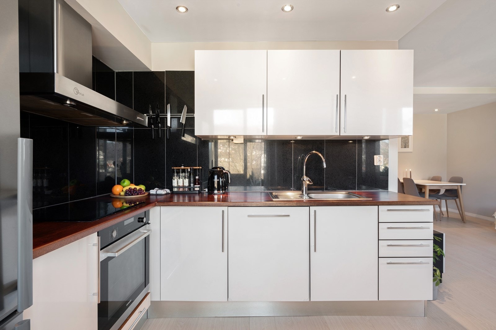 På kjøkkenet er det også downlights i himling som kan smartstyres. Galleribilde