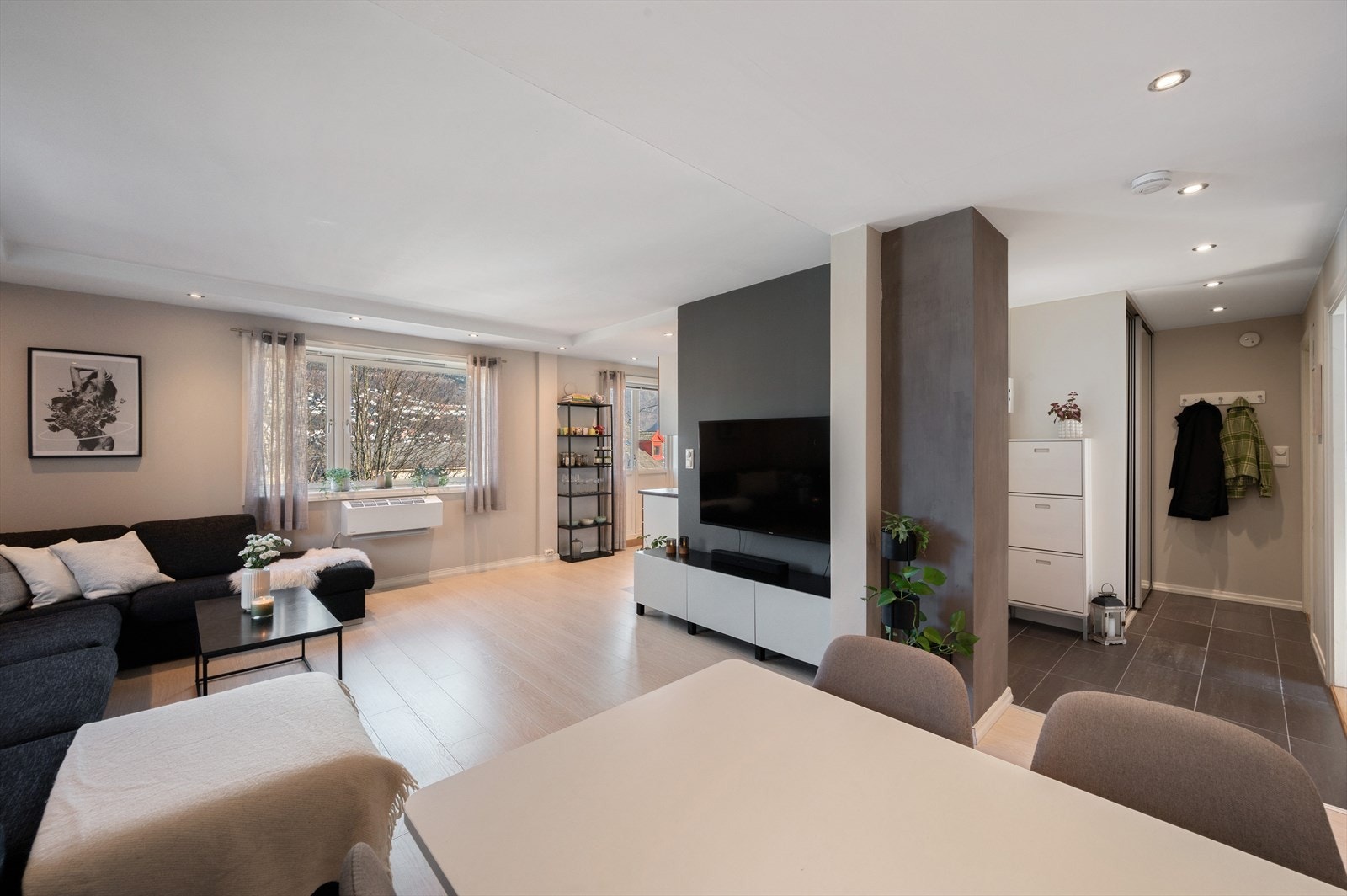 Stuen er av god størrelse med god plass til en stor sitte- og spisegruppe. Galleribilde