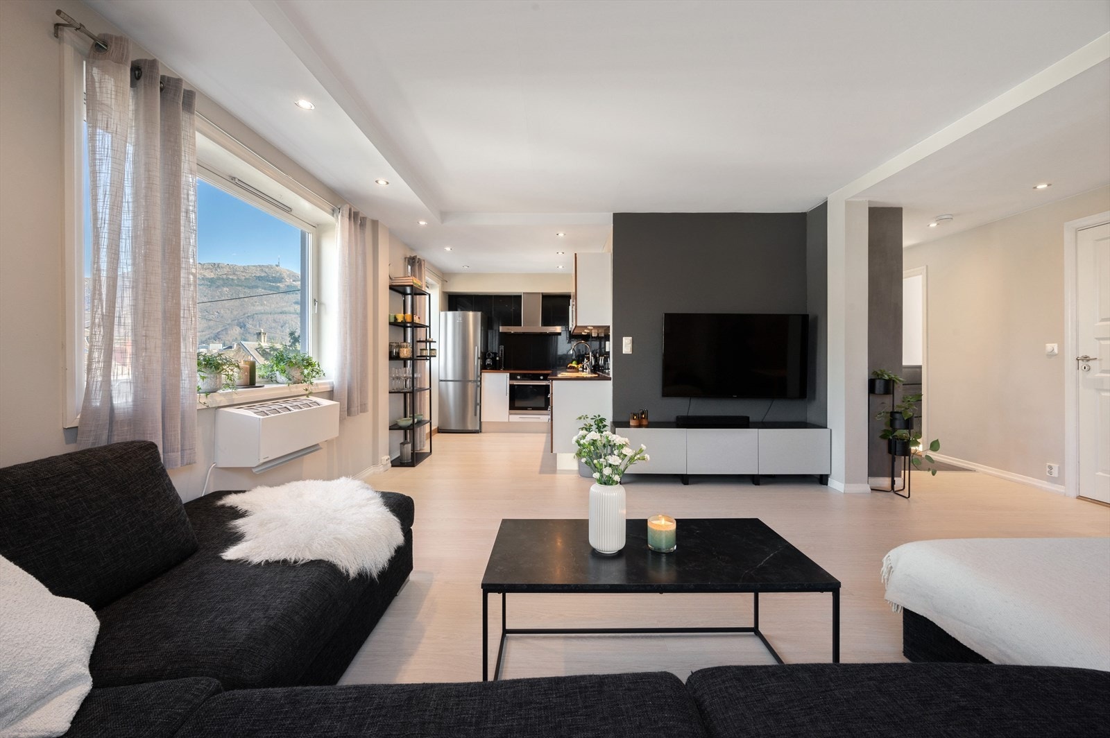 Velkommen til Nordre Skogveien 55! En lekker leilighet med gjennomgående god standard i et attraktivt og populært område med kort vei til "alt"! Galleribilde