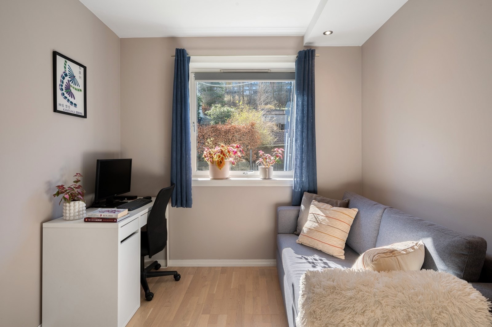 Soverom 2 er perfekt som gjesterom. Dette rommet kan du fritt leie ut så lenge du bor i leiligheten selv. Galleribilde