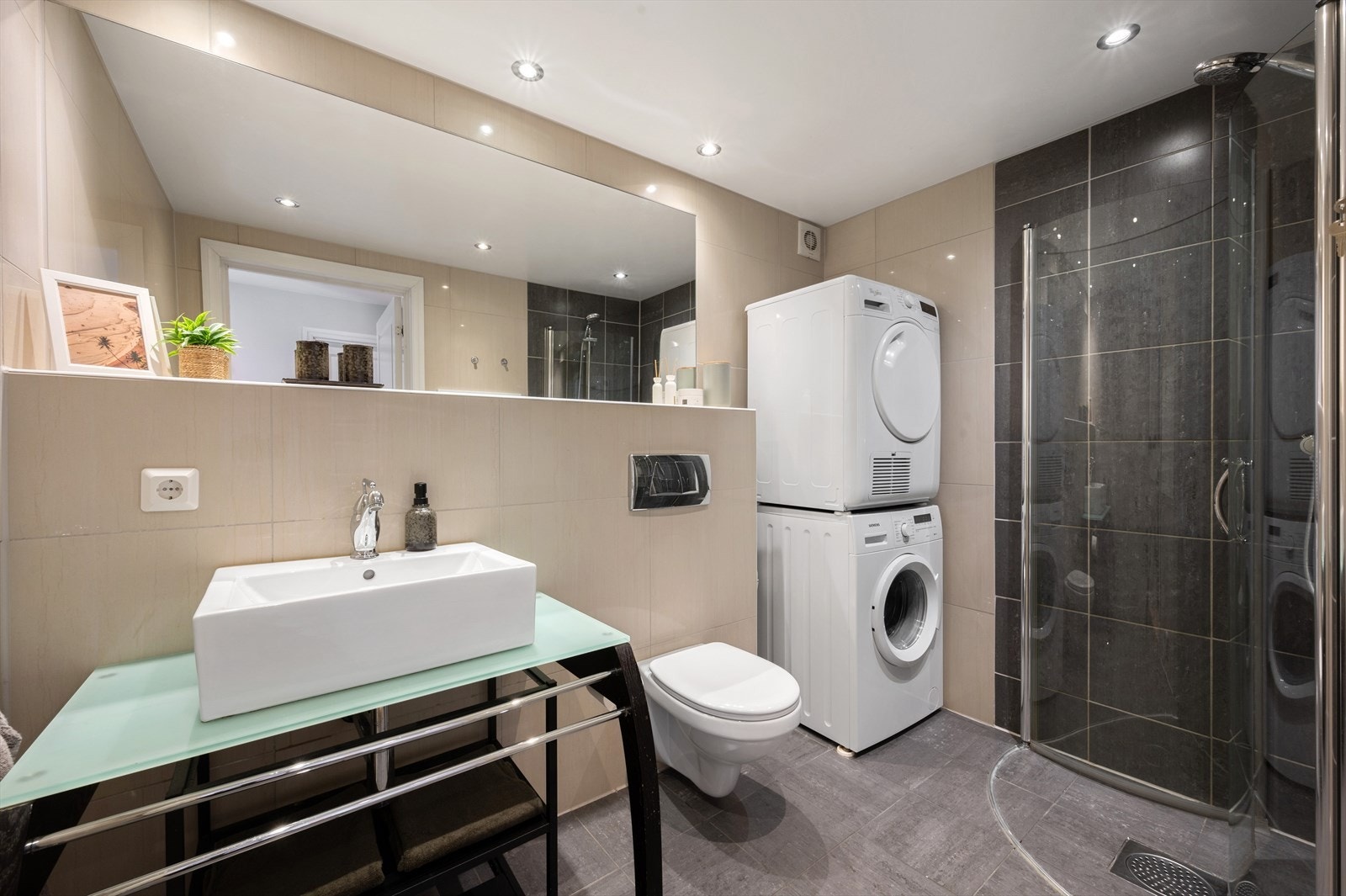 Fint bad som ble pusset opp i 2007. Det er rør-i-rør og varmekabler i gulv med smartstyring. Galleribilde