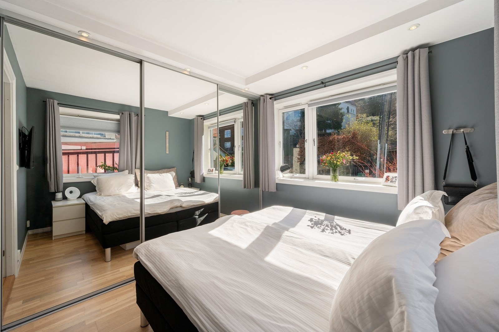 Store garderobe for oppbevaring. Galleribilde