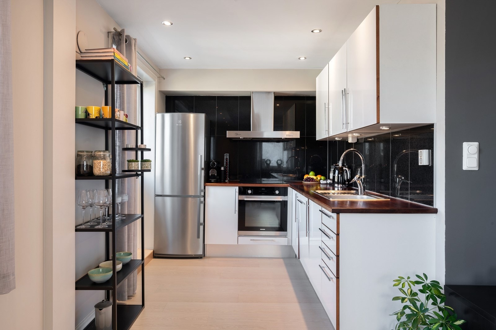 Kjøkkenet har godt med skap- og benkeplass. Galleribilde